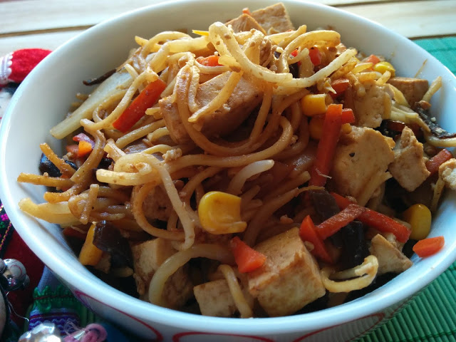 Noodles salteados con tofu, verduras y soja